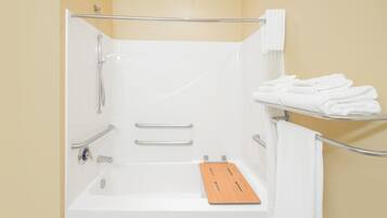 Ein modernes Badezimmer mit einer Badewanne, einer Dusche und einem Handtuchhalter.