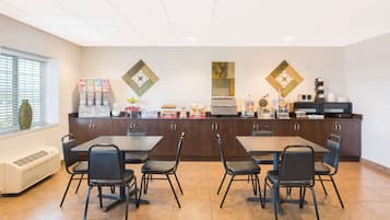 Ilmainen päivittäinen mannermainen aamiainen