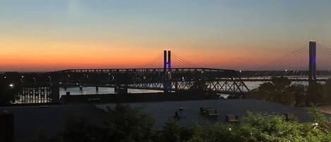 Quarto, 2 camas Queen, para não fumantes, vista para o rio | Vista do quarto