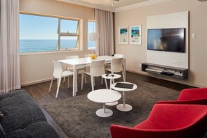 Appartement supérieur, 2 chambres, balcon, vue sur la mer | Téléviseur