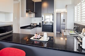 Superior Apartment, 2 Bedrooms, Balcony, Sea View | Private kitchen