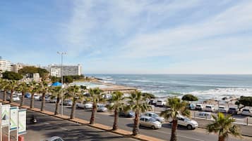 Playa en los alrededores y playa de arena blanca