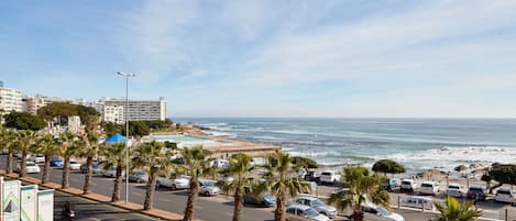 Playa en los alrededores y playa de arena blanca