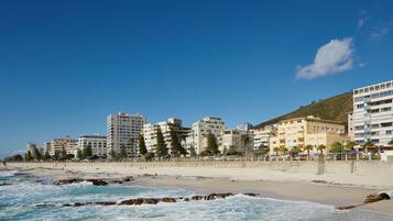 NĂ€ra stranden och vit sandstrand