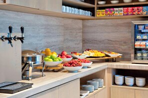 Daily to-go breakfast for a fee - New York LaGuardia Airport Marriott (East Elmhurst)