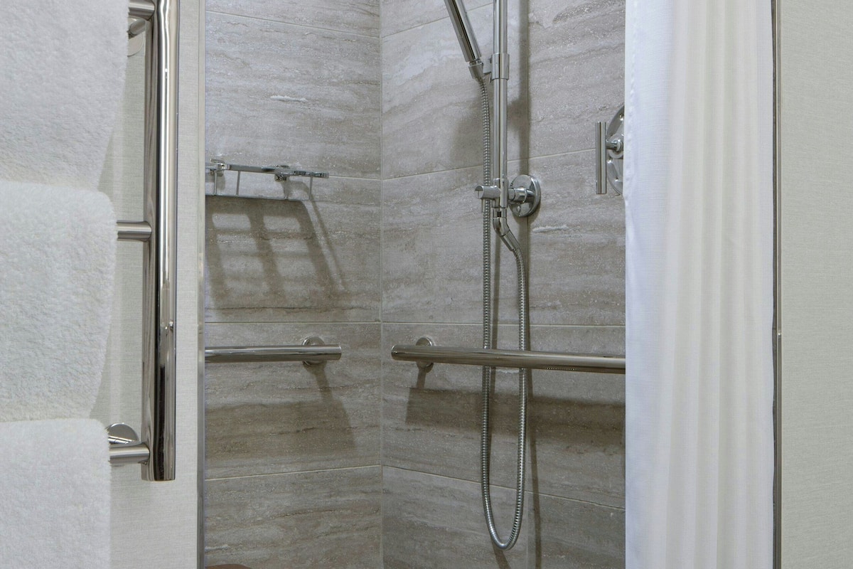 combined shower/bathtub, designer toiletries, hair dryer, towels