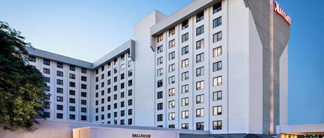 Un hotel moderno con gran cantidad de habitaciones, un letrero visible que dice 'Ballroom' y el logotipo de Marriott.