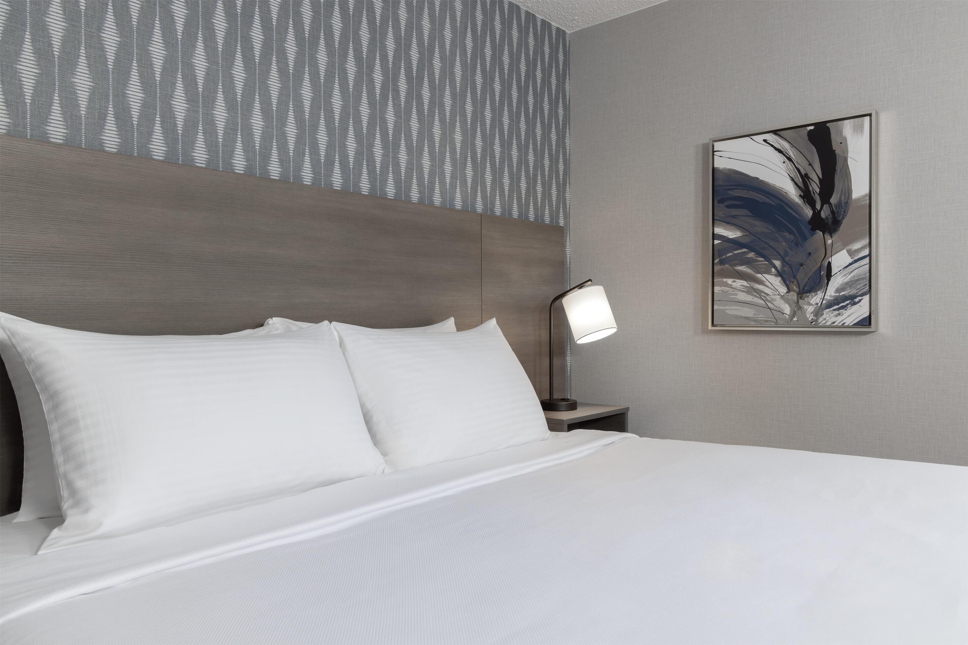 Escritorio, espacio para trabajar con laptop y cortinas blackout 