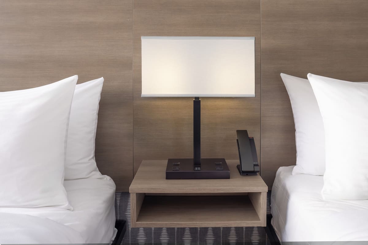 Una scrivania, postazione laptop, tende oscuranti, ferro/asse da stiro