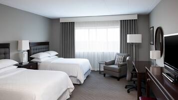 Escritorio, cortinas blackout y tabla de planchar con plancha