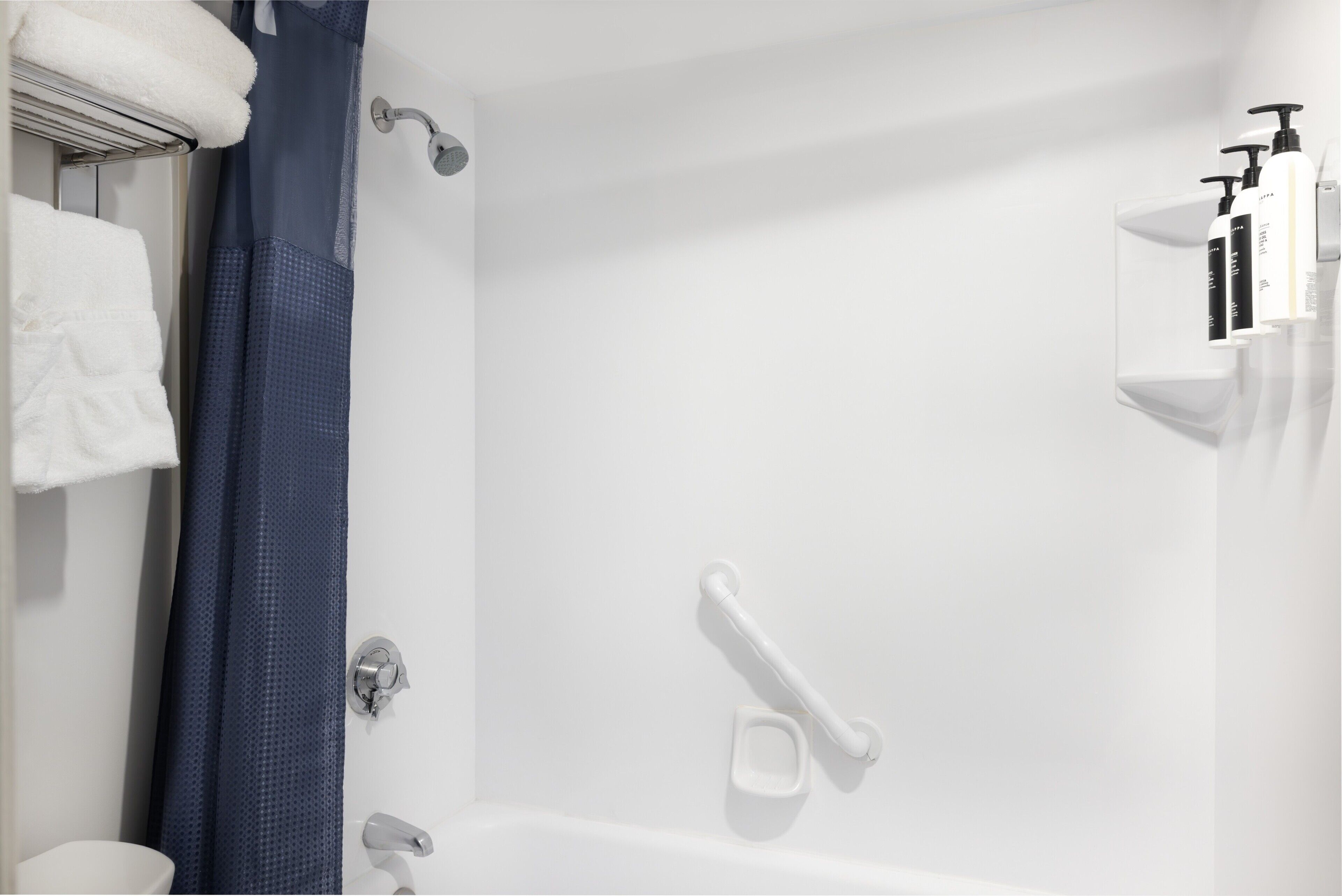 シャワー付き浴槽、環境にやさしいバスアメニティ、ヘアドライヤー、タオル