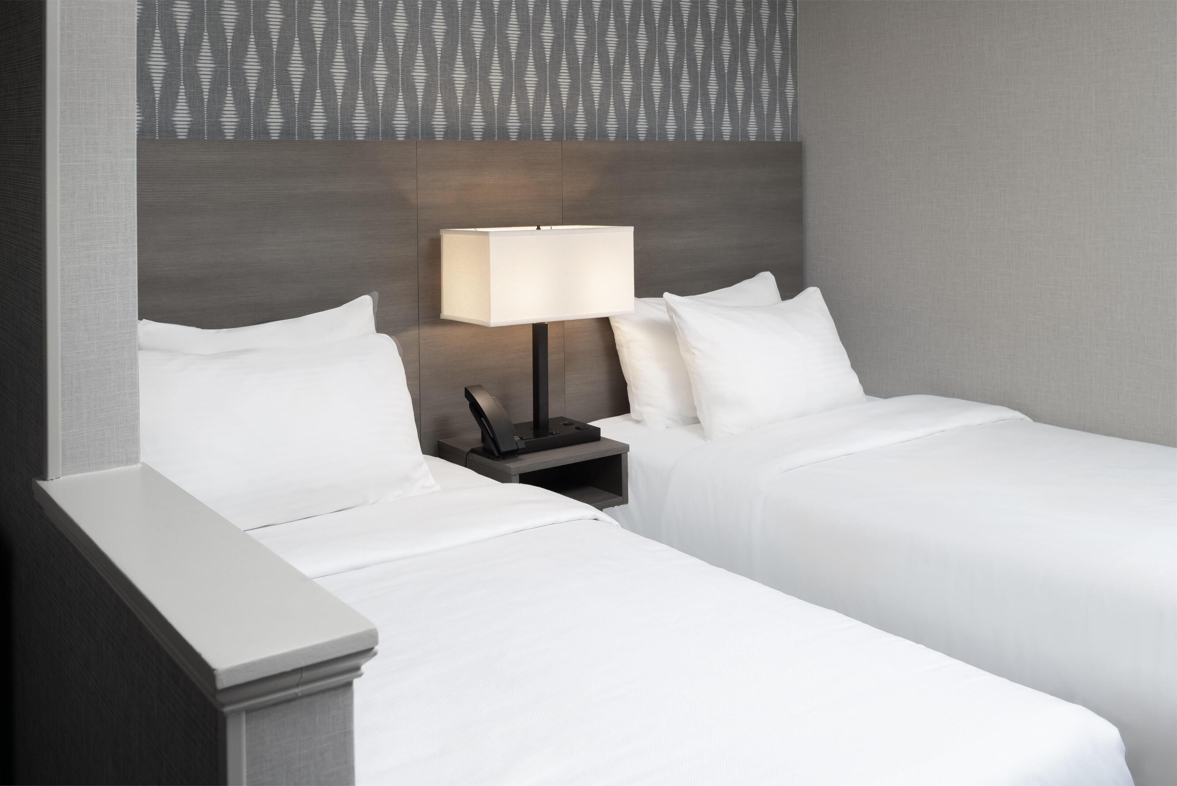 Escritorio, espacio para trabajar con laptop y cortinas blackout 