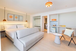 Familierom | Minibar, blendingsgardiner, wi-fi (inkludert) og sengetøy