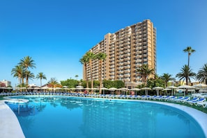 Piscine extérieure, parasols de plage, chaises longues