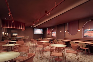 Se sirven desayunos y cocina internacional, con vista a la piscina