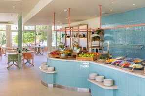 Se sirven desayunos, almuerzos y cocina local (con vistas a la piscina) 