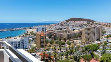 Minibar, blackout drapes, free WiFi, bed sheets