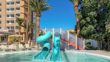 Piscina all'aperto, ombrelloni da piscina, lettini