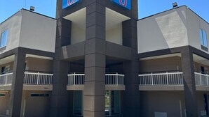 A modern building with two blue signs indicating the number 6. - Motel 6 Raleigh, NC - North (Raleigh)