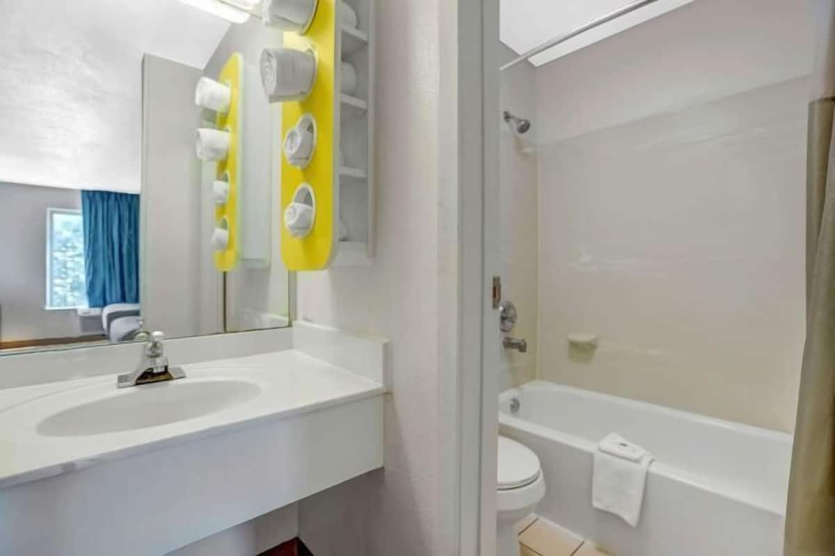 Bany | Combinació de dutxa i banyera, assecador de cabells i tovalloles