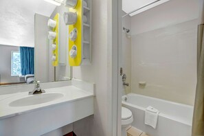 Combined shower/bathtub, hair dryer, towels