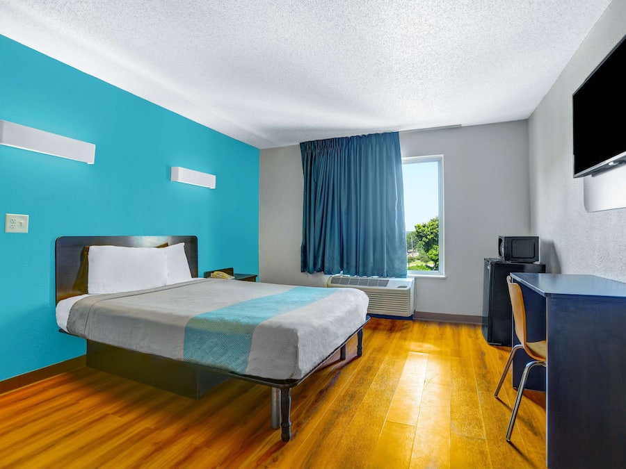 Quarto standard, 1 cama Queen, para não fumantes | Wi-Fi de cortesia, roupa de cama