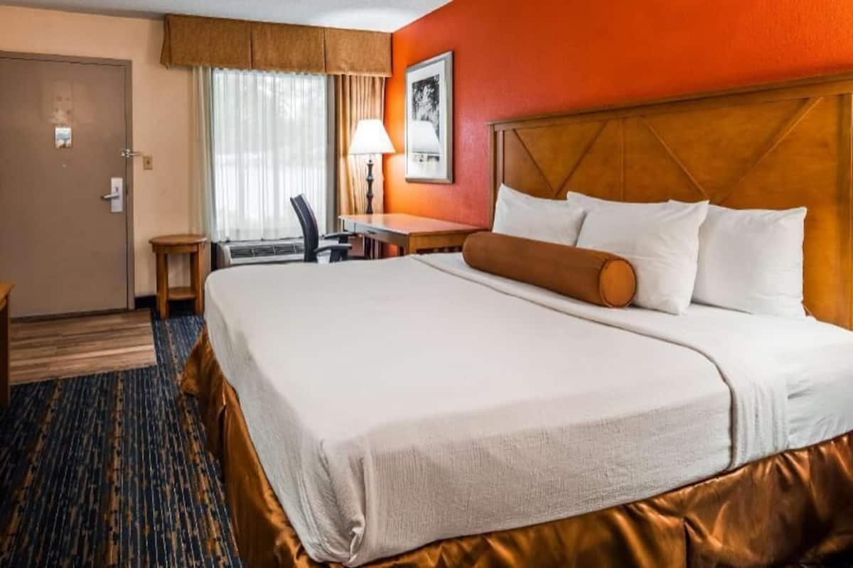 Caja de seguridad en la habitación, escritorio y cortinas blackout