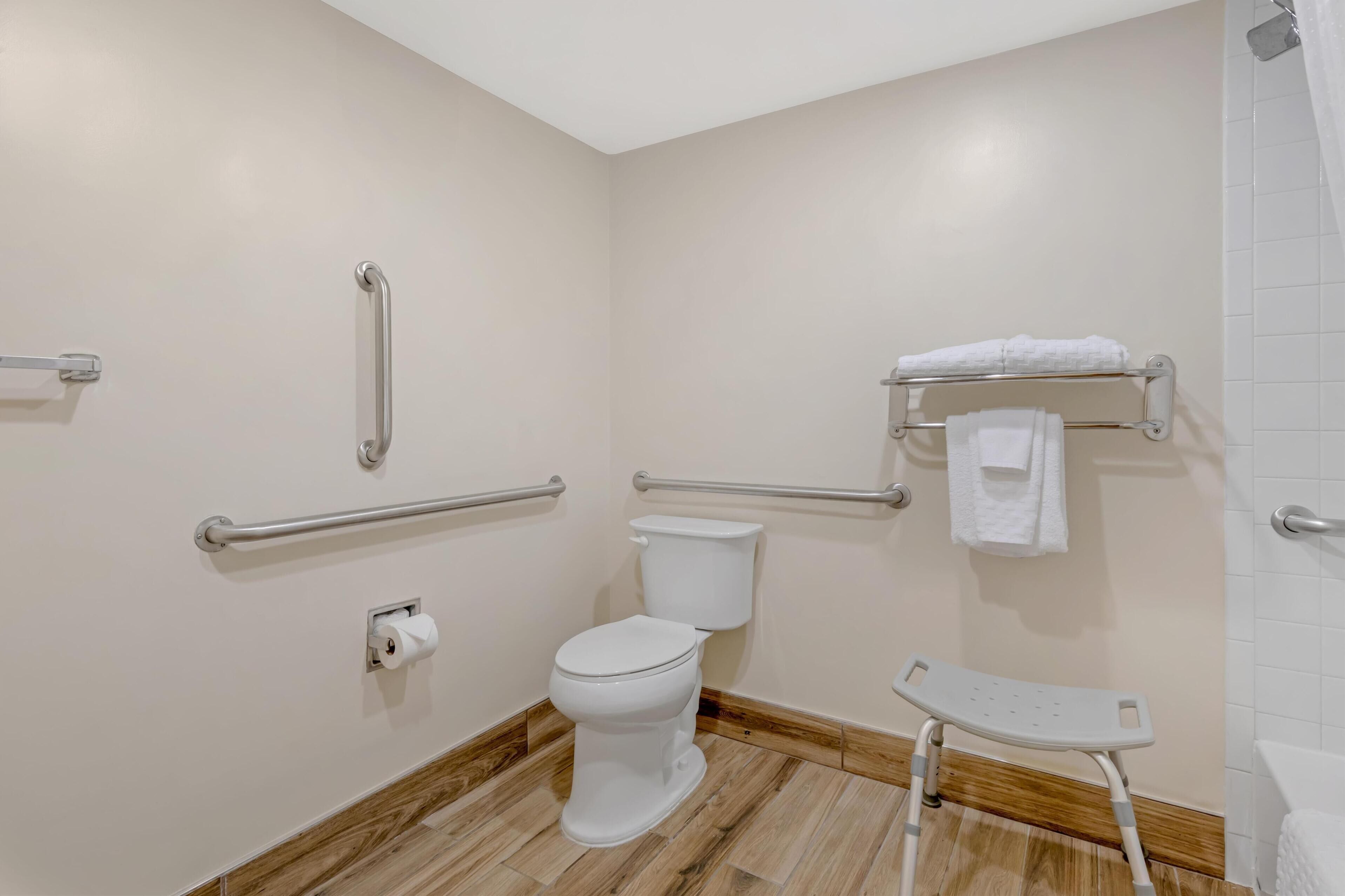 Combined shower/bathtub, free toiletries, hair dryer, towels
