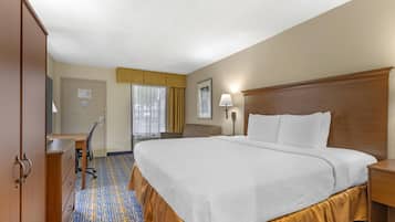 Brankas, meja kerja, tirai kedap cahaya, dan setrika/meja setrika