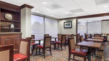 Sudah termasuk sarapan dibawa pulang setiap hari