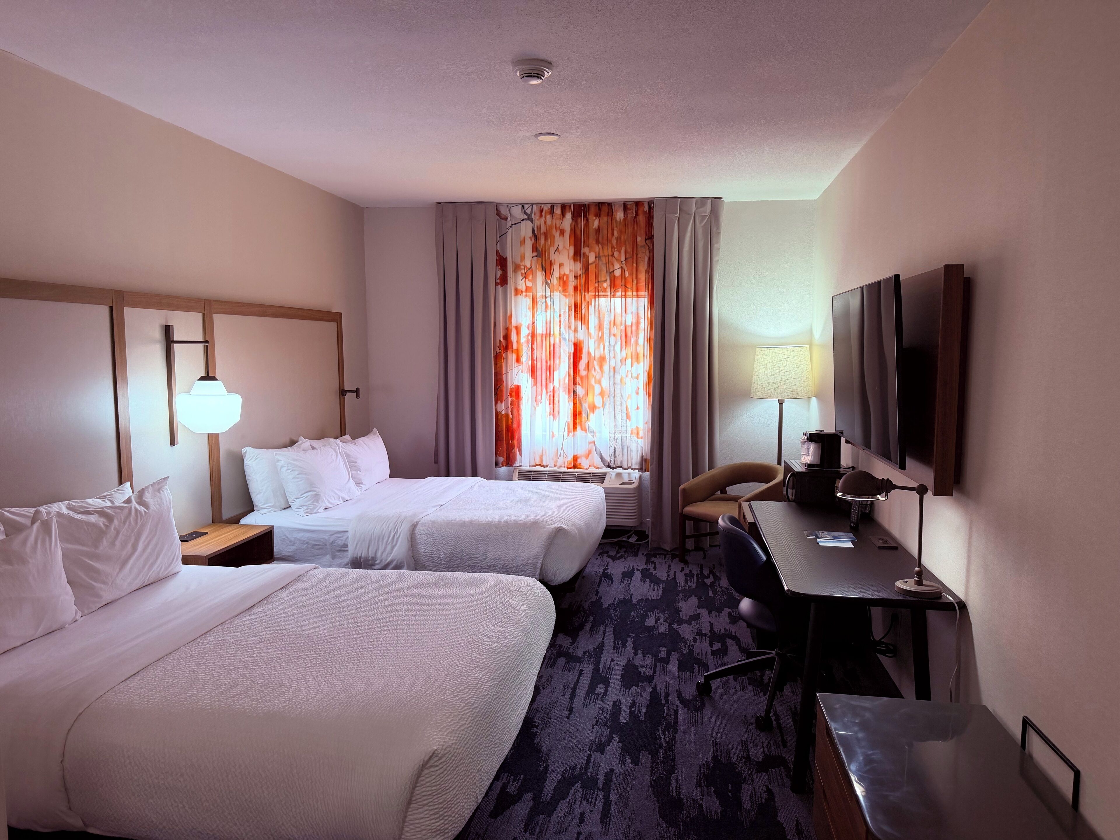 Habitación, 2 camas de matrimonio | Ropa de cama de alta calidad y colchones con acolchado adicional