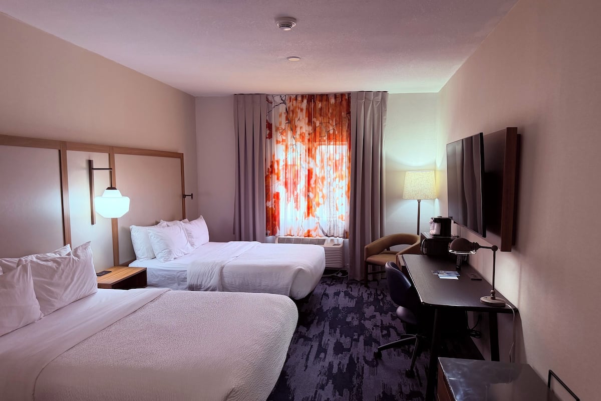 Huone, 2 keskisuurta parisänkyä, tupakointi kielletty | Ylelliset vuodevaatteet, pillowtop-patjalliset sängyt