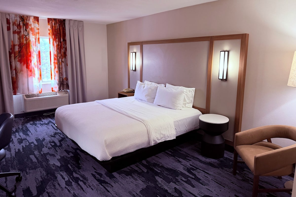 Huone, 1 suuri parisänky, tupakointi kielletty | Ylelliset vuodevaatteet, pillowtop-patjalliset sängyt