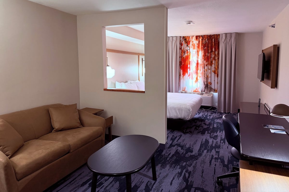 Executive-sviitti, 1 suuri parisänky ja vuodesohva, tupakointi kielletty | Ylelliset vuodevaatteet, pillowtop-patjalliset sängyt