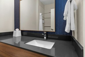 Combined shower/tub, free toiletries, hair dryer, towels - Fairfield Inn & Suites Billings (Billings)