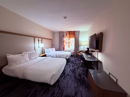 Zimmer, 2 Queen-Betten | Hochwertige Bettwaren, Pillowtop-Betten, Zimmersafe, Schreibtisch