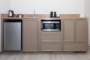 Roupas de cama premium, escrivaninha, cortinas blackout