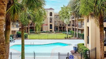 Kauden mukainen ulkouima-allas