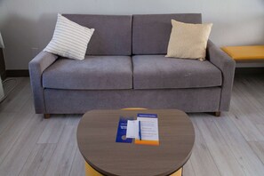 Suite, Mehrere Betten, Nichtraucher | Hochwertige Bettwaren, Schreibtisch, Verdunkelungsvorhänge