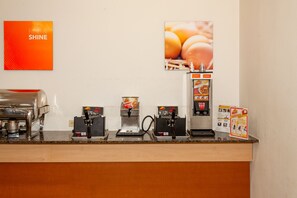 Free daily buffet breakfast  - Comfort Suites Baton Rouge South I-10 (Baton Rouge)