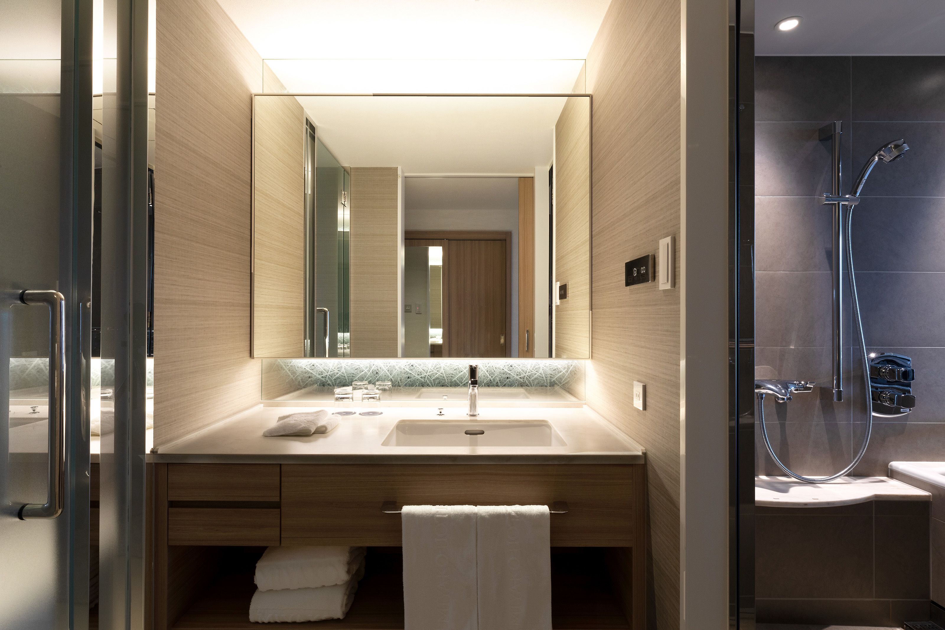 combined shower/bathtub, deep-soaking bathtub, hydromassage showerhead