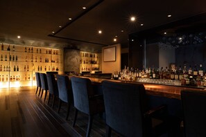 2 Bars/Lounges, Lobby-Lounge