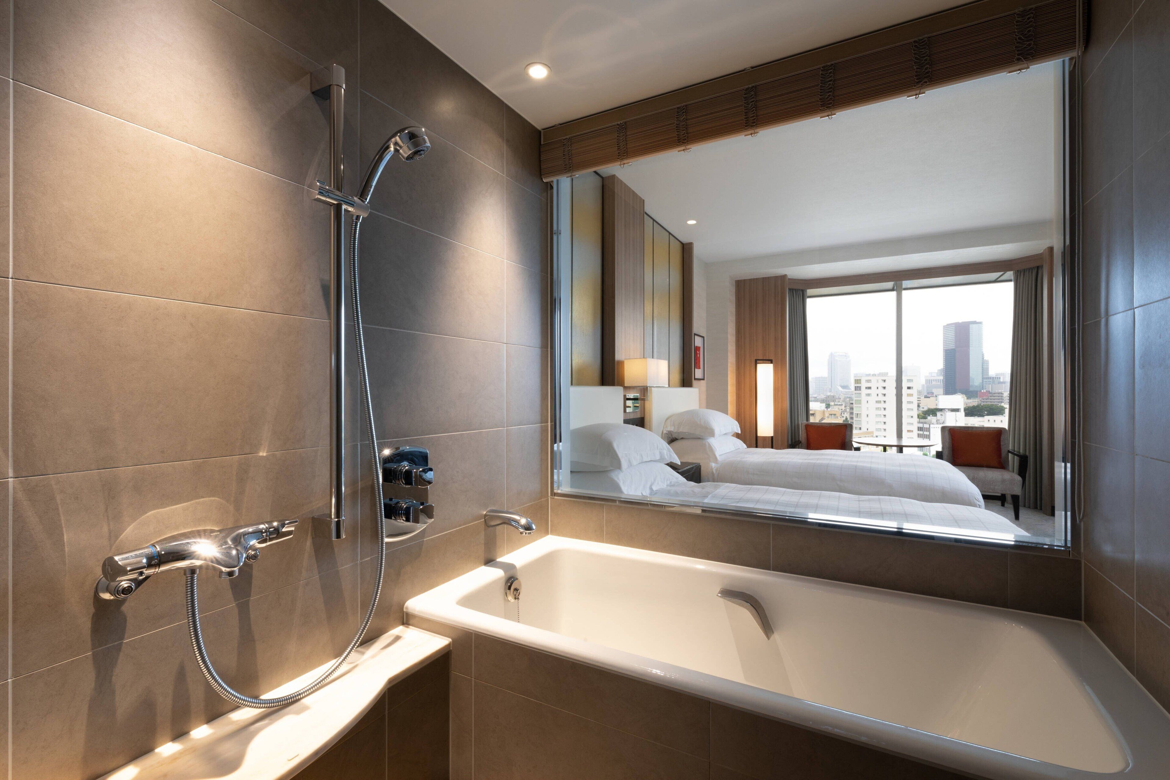 combined shower/bathtub, deep-soaking bathtub, hydromassage showerhead