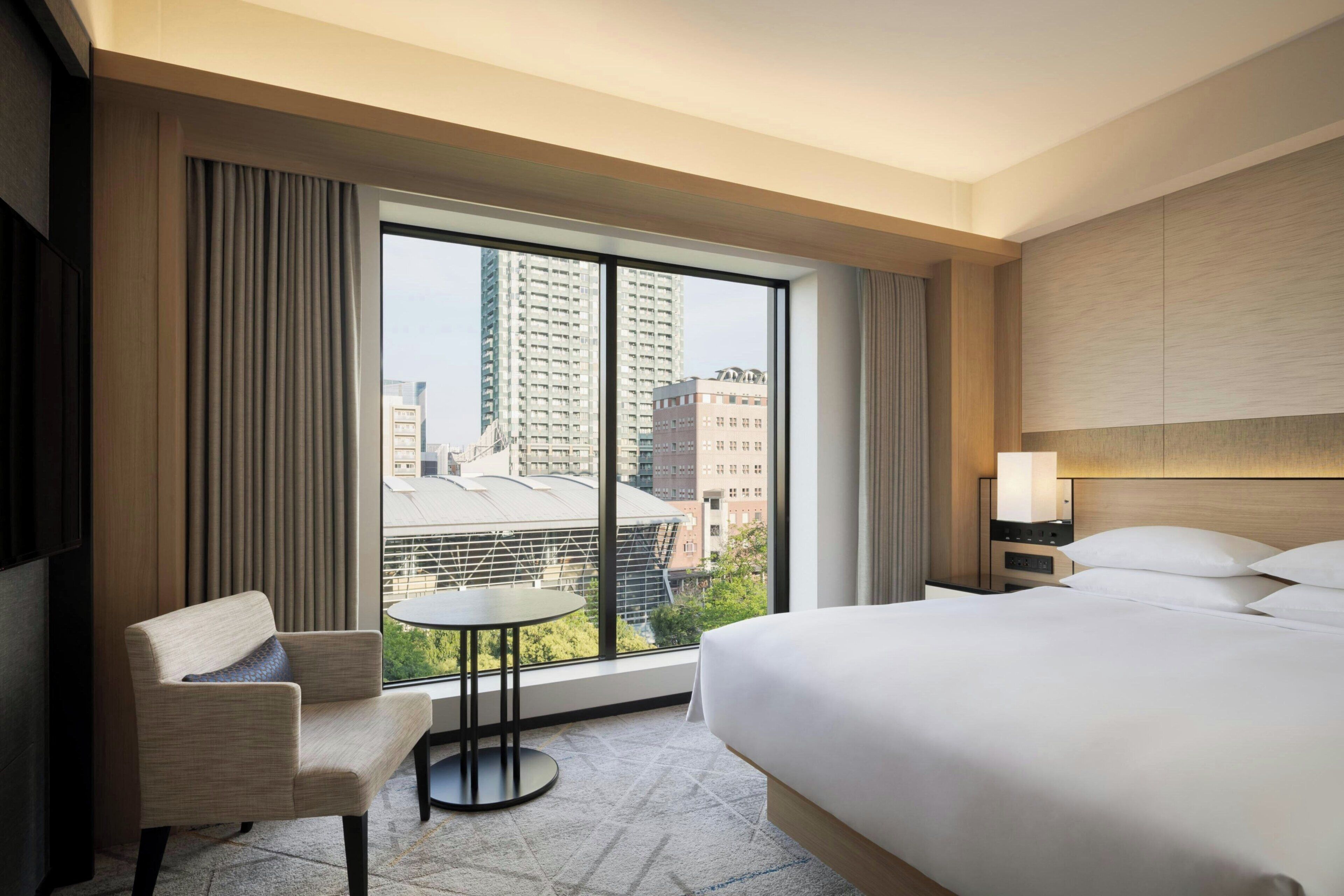 Premium Room, 1 Queen Bed | Premium bedding, down comforters, minibar, in-room safe