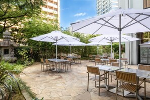 5 restaurants, serveren ontbijt