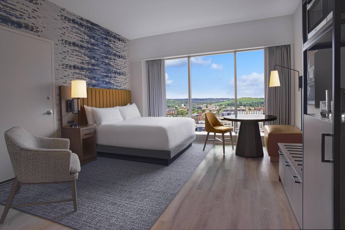 Deluxe Single Room (1 King Bed High Floor)