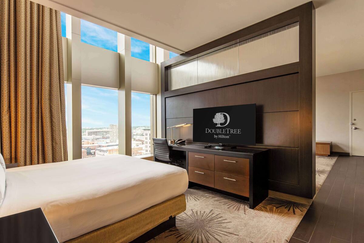 junior suite, 1 king bed | hypo-allergenic bedding, down duvets, in-room safe, laptop workspace