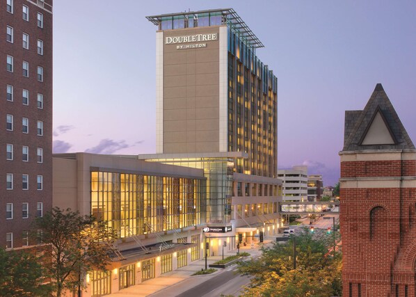 Exterior - Doubletree by Hilton Cedar Rapids Convention Complex (Cedar Rapids)