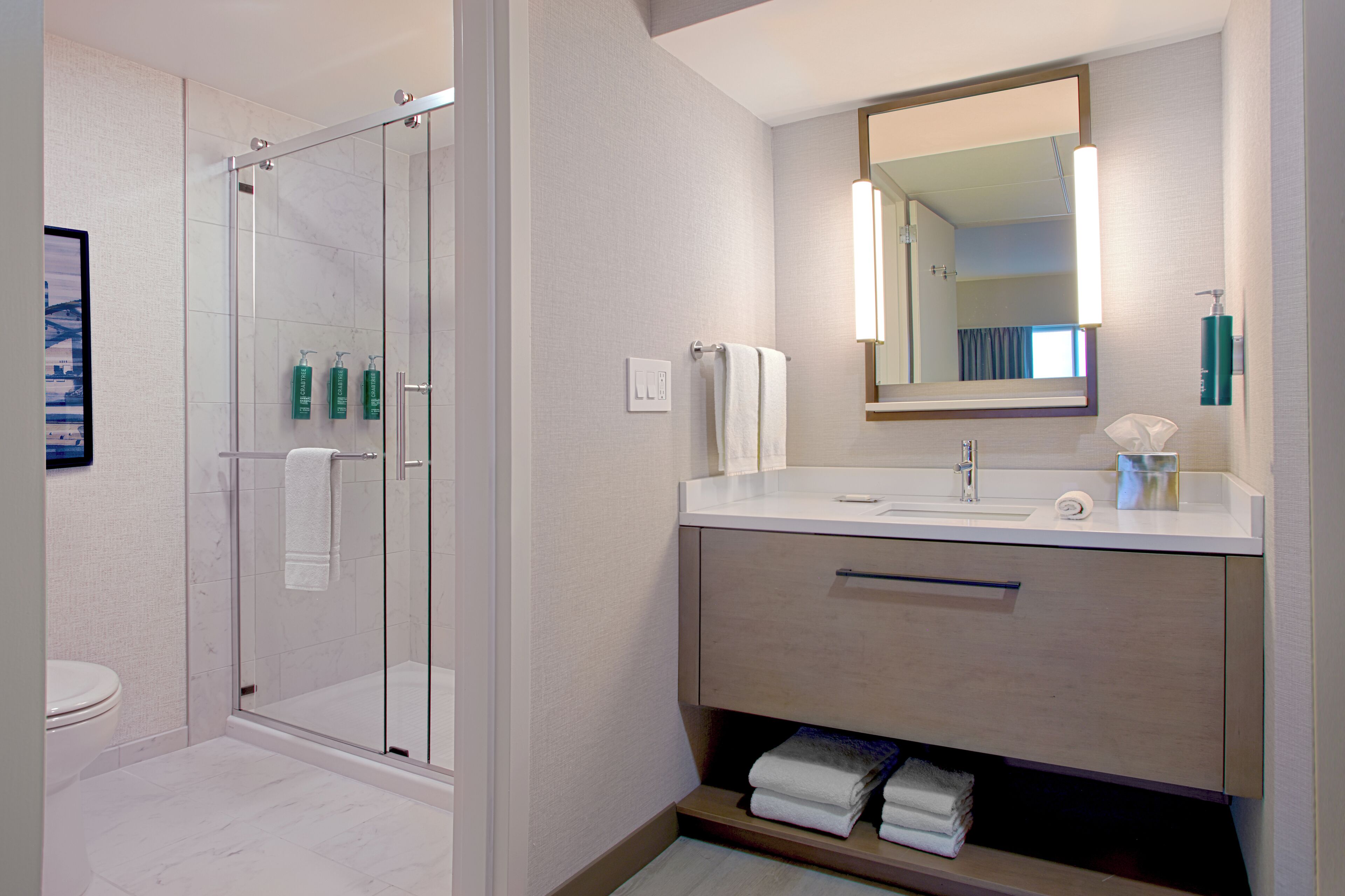 Kostenlose Toilettenartikel, Haartrockner, Handtücher