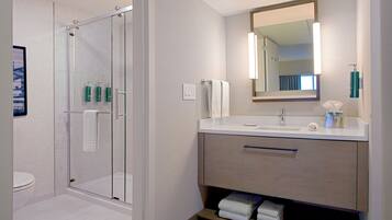 Kostenlose Toilettenartikel, Haartrockner, Handtücher